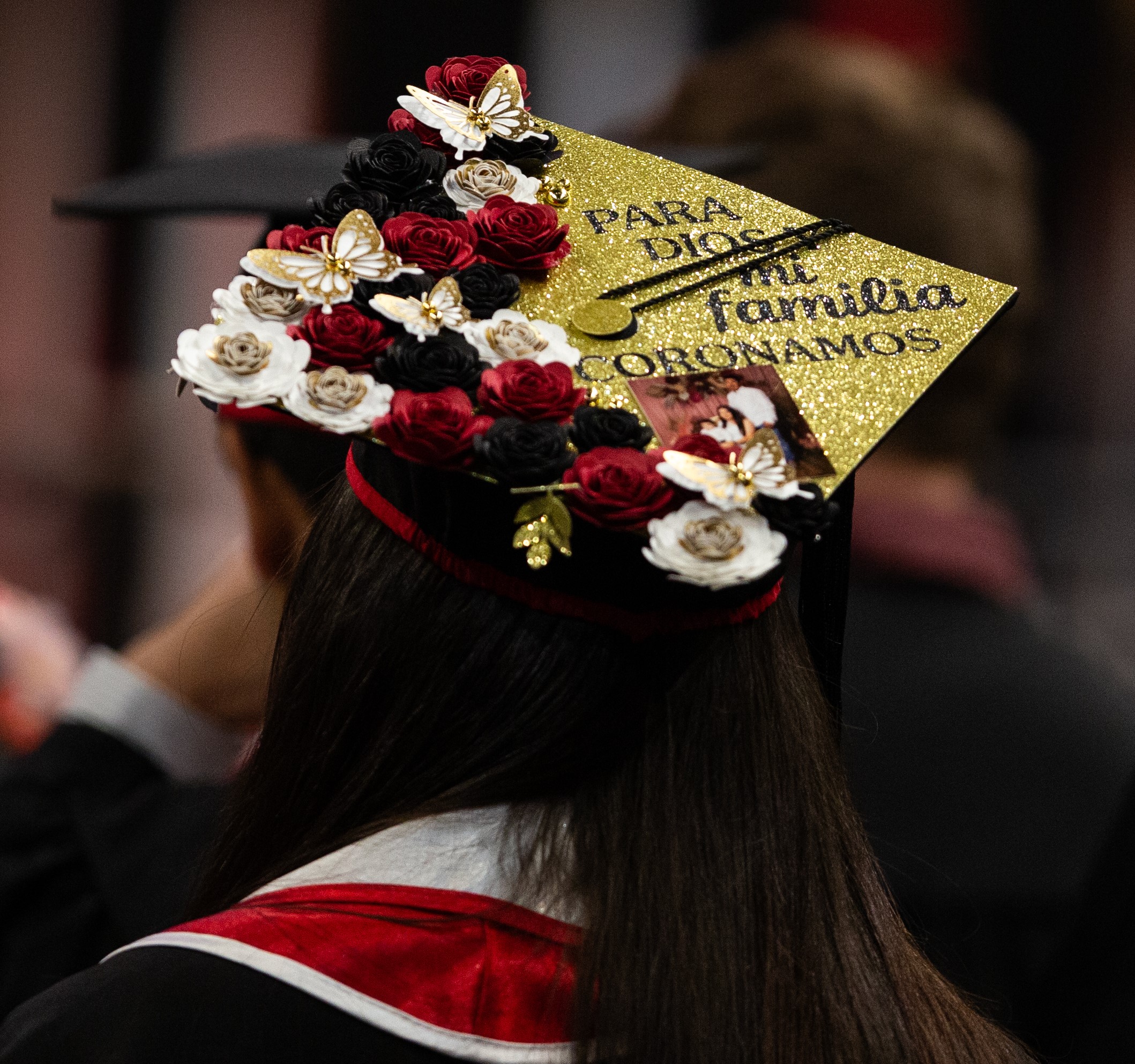 Cap decorated with flowers and gold glitter